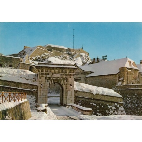 Carte postale - Briançon - La porte de Pignerol et la citadelle