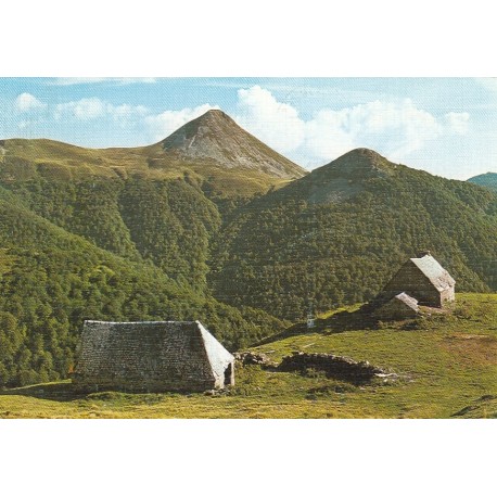 Carte postale - Monts du Cantal - Burons au pied du Puy Griou et Griounot